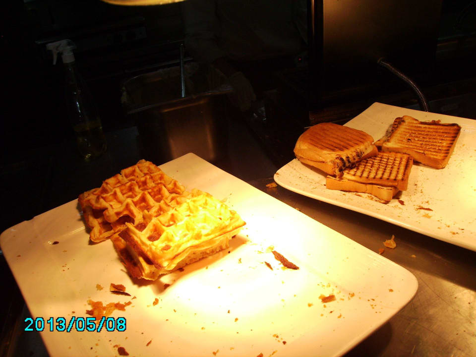 Frische Waffeln und Toast mit Schinken und Käse Paloma Oceana