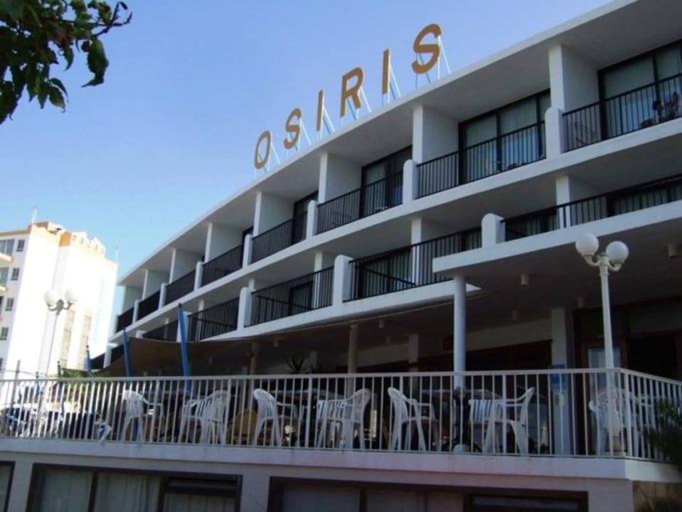 Außenansicht mit Terrasse Hotel Osiris