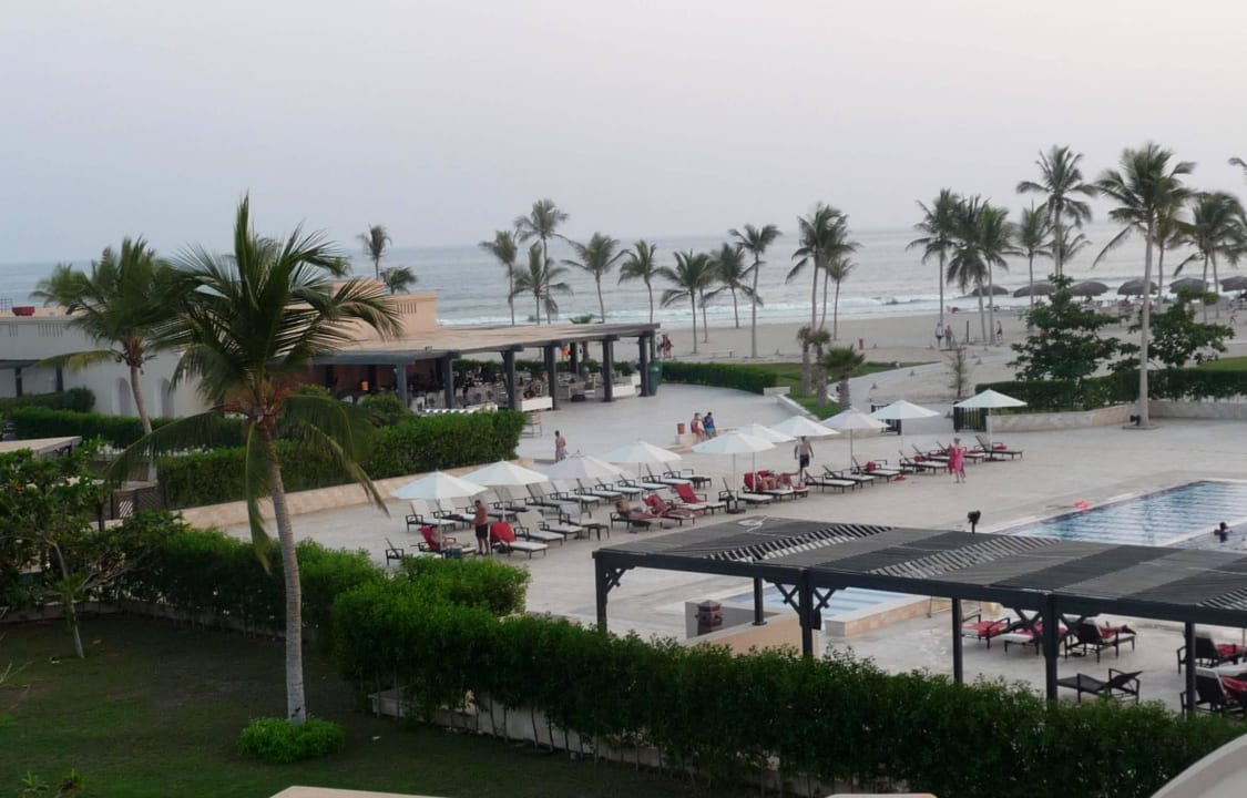 Blick auf Pool und Strand Salalah Rotana Resort