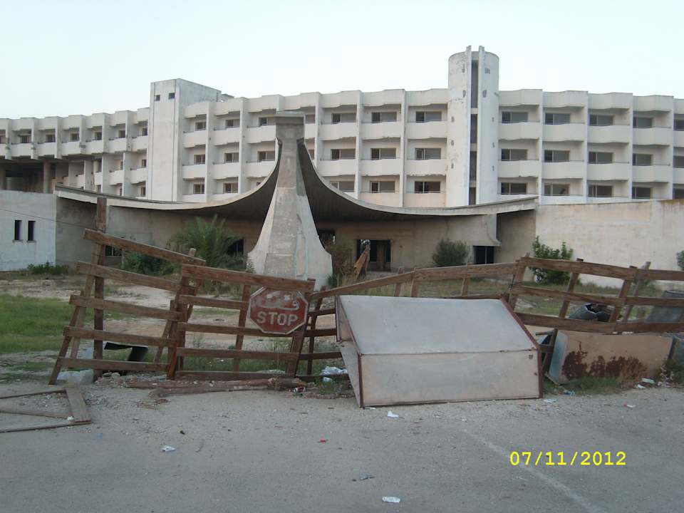 Halb aufgebaute und halb verlassene Hotels nebenan Alassio Hotel and Thalasso