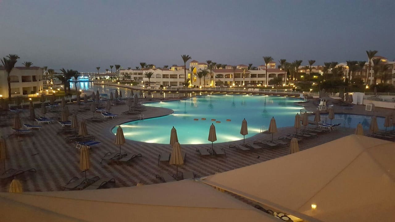 Am Abend ist alles schön beleuchtet  Pickalbatros Dana Beach Resort - Hurghada