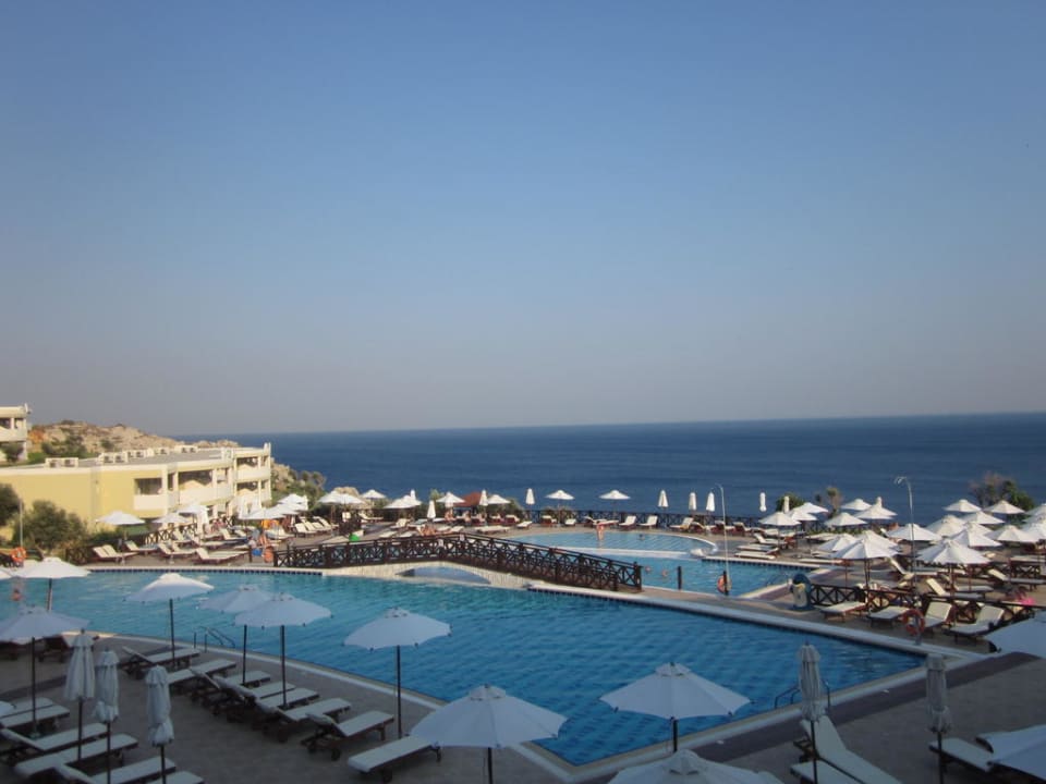 Einer von mehreren Pools Hotel Kalithea Horizon Royal