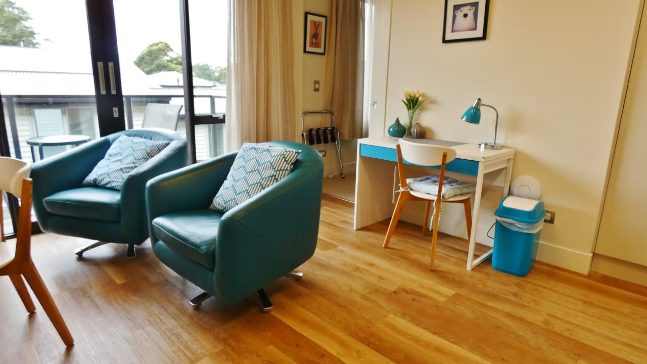 Wohnbereich Balkonapartment Shetland Court Apartments