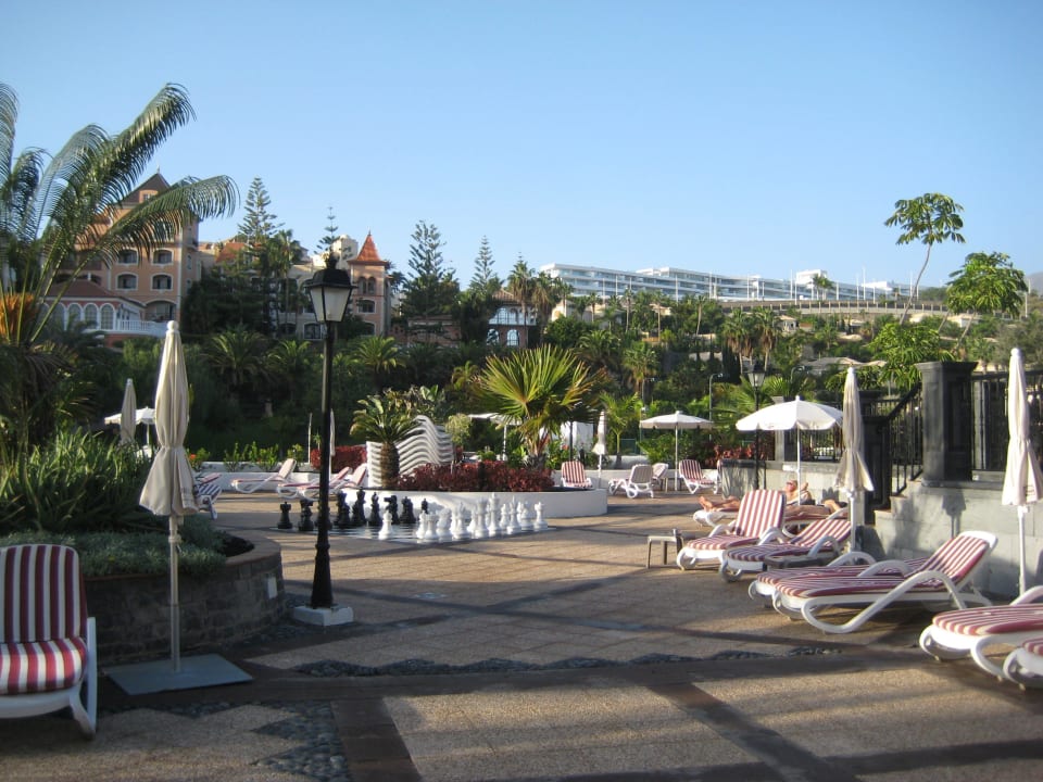 Gepflegte Liegen und Sonnenschirme Gran Tacande Wellness & Relax Costa Adeje