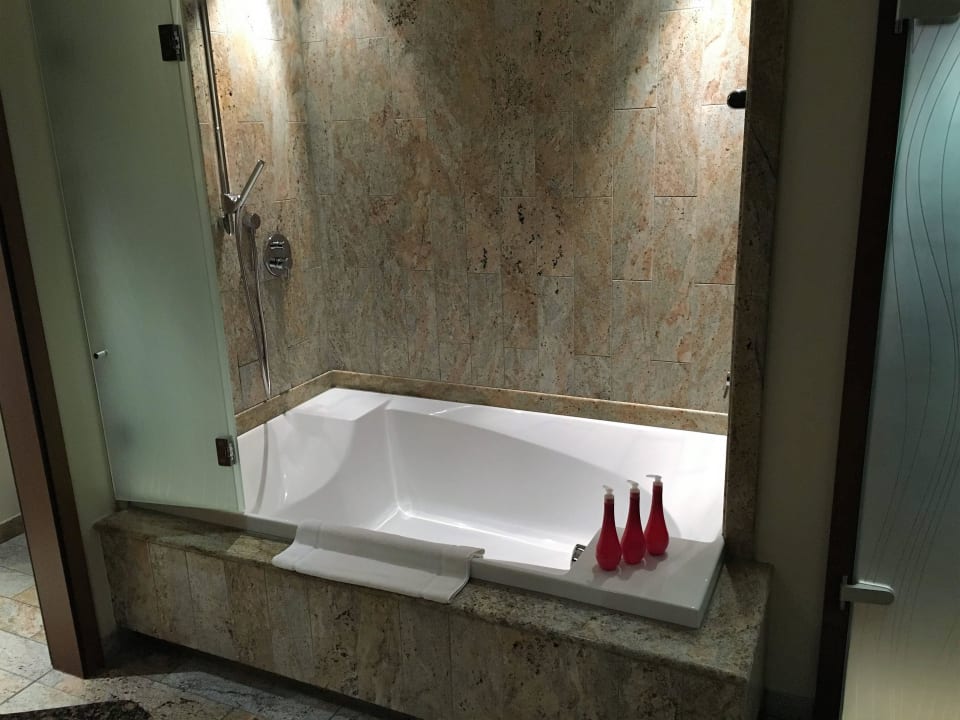 Badewanne und Dusche East Hotel