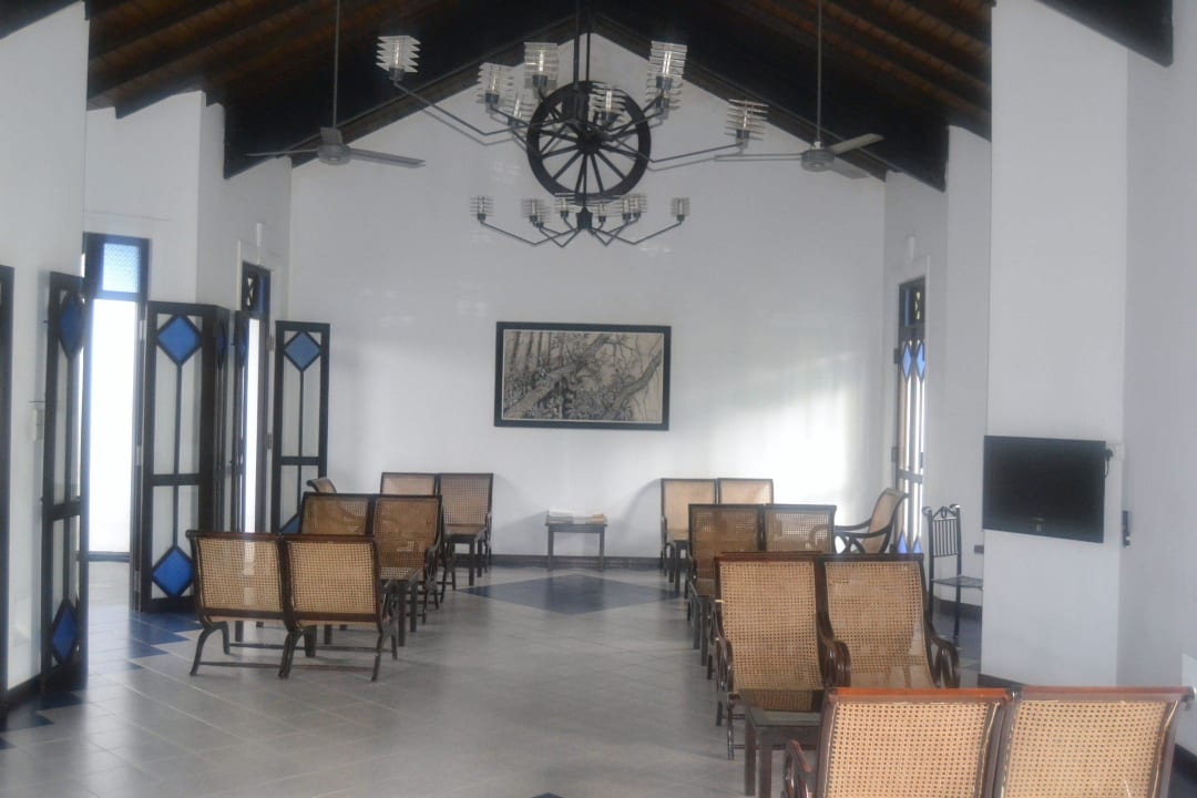 Bereich gegenüber der Rezeption, mit TV Kithala Resort