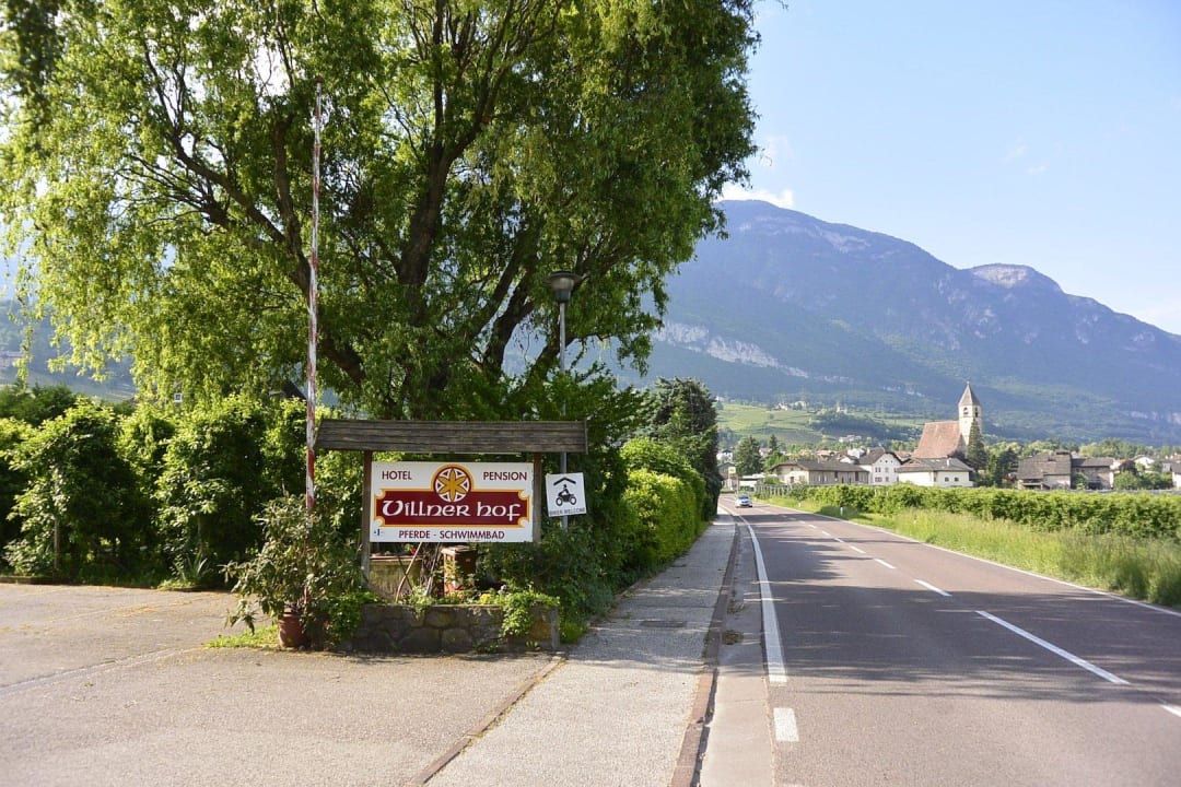 Villnerhof Einfahrt kurz vor Ortschaft Vill Hotel Villnerhof