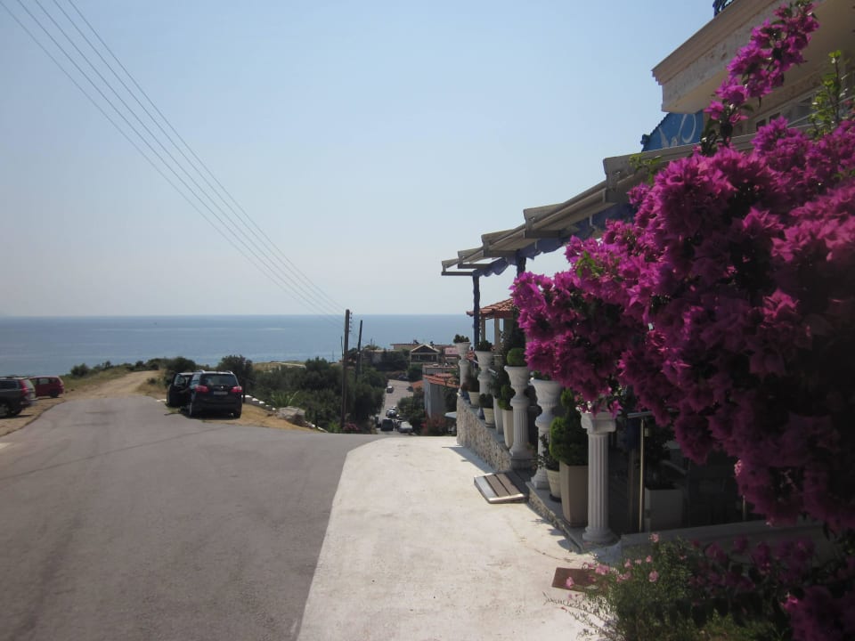 Rechts Hotel mit Restaurant und Meerblick Hotel Maistrali