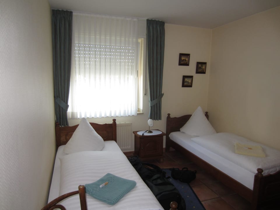 Kleines Zimmer zur Strasse raus Gasthof Robens