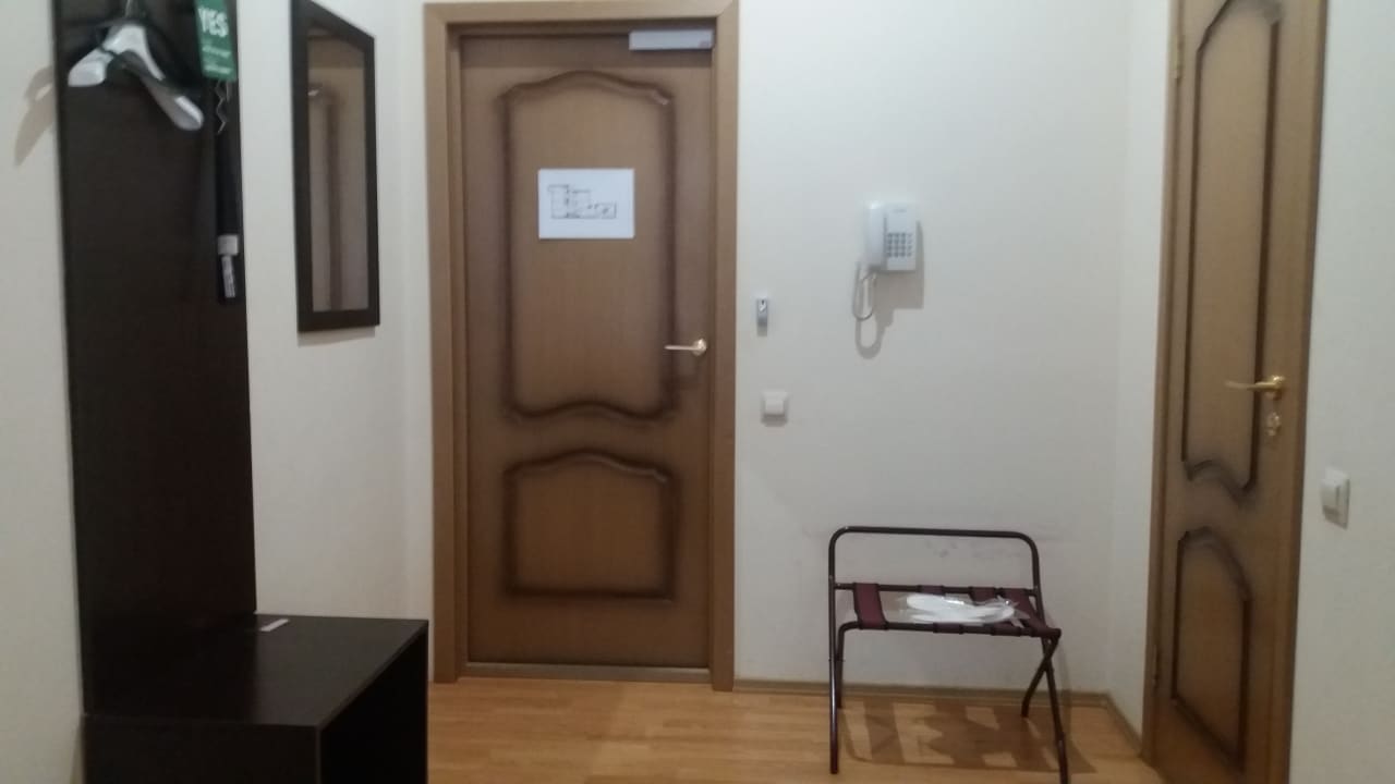 Eingangsbereich zum Zimmer, Garderobe, Tür zum Bad Hotel Aria on Kirochnaya