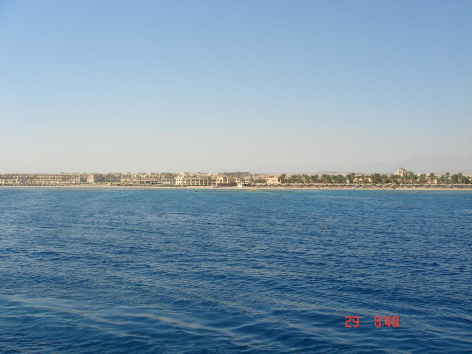 Hotelansicht vom Wasser Jaz Makadi Oasis Resort