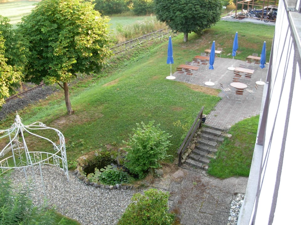 Blick auf den Biergarten Landhotel Weisses Ross garni