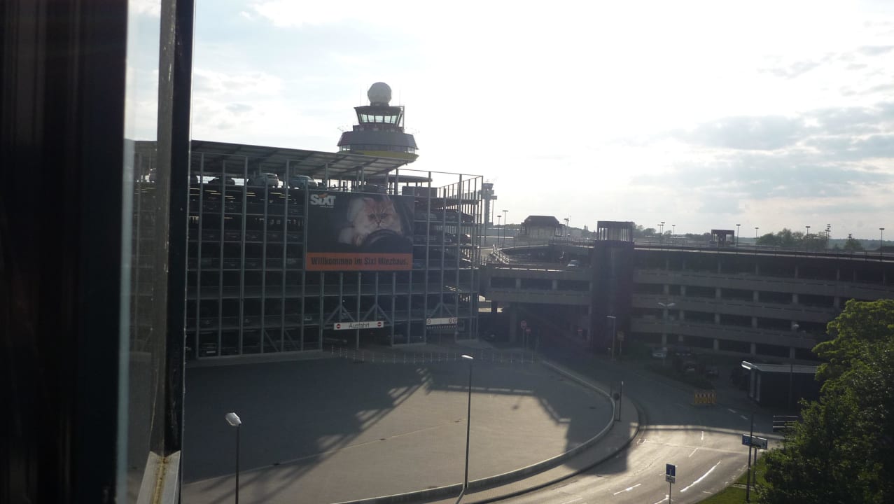 Blick zum Terminal Maritim Airport Hotel Hannover