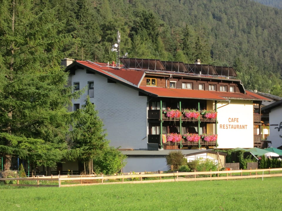 Hinteransicht Genießerhotel Alpin