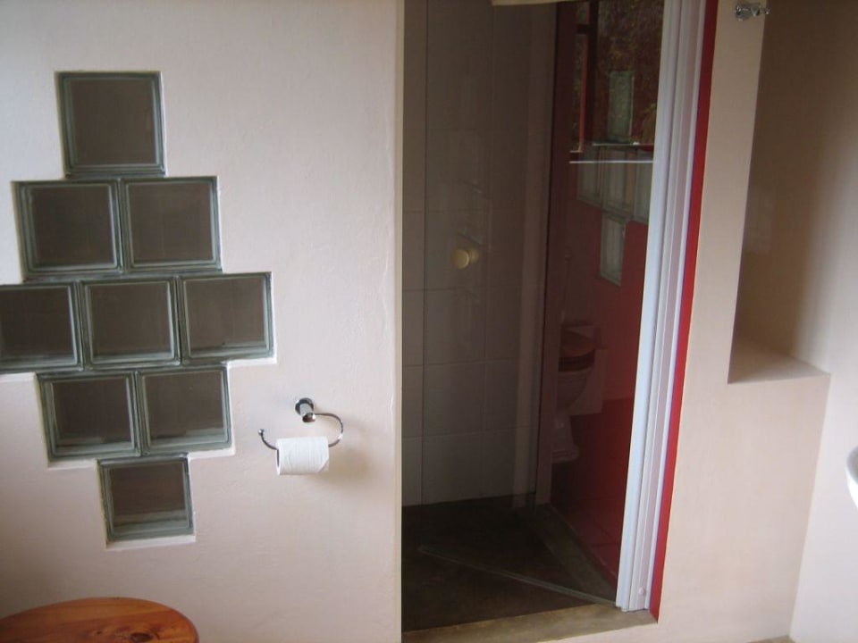 Eingang zu einer Dusche im Zimmer Mimosa Lodge