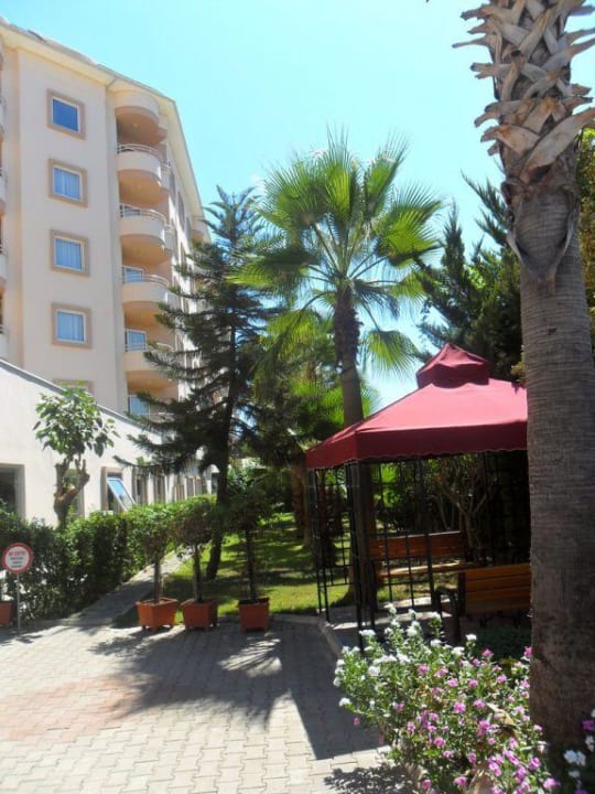 Eingangsbereich des Hauptgebäudes Hotel Royal Garden Beach