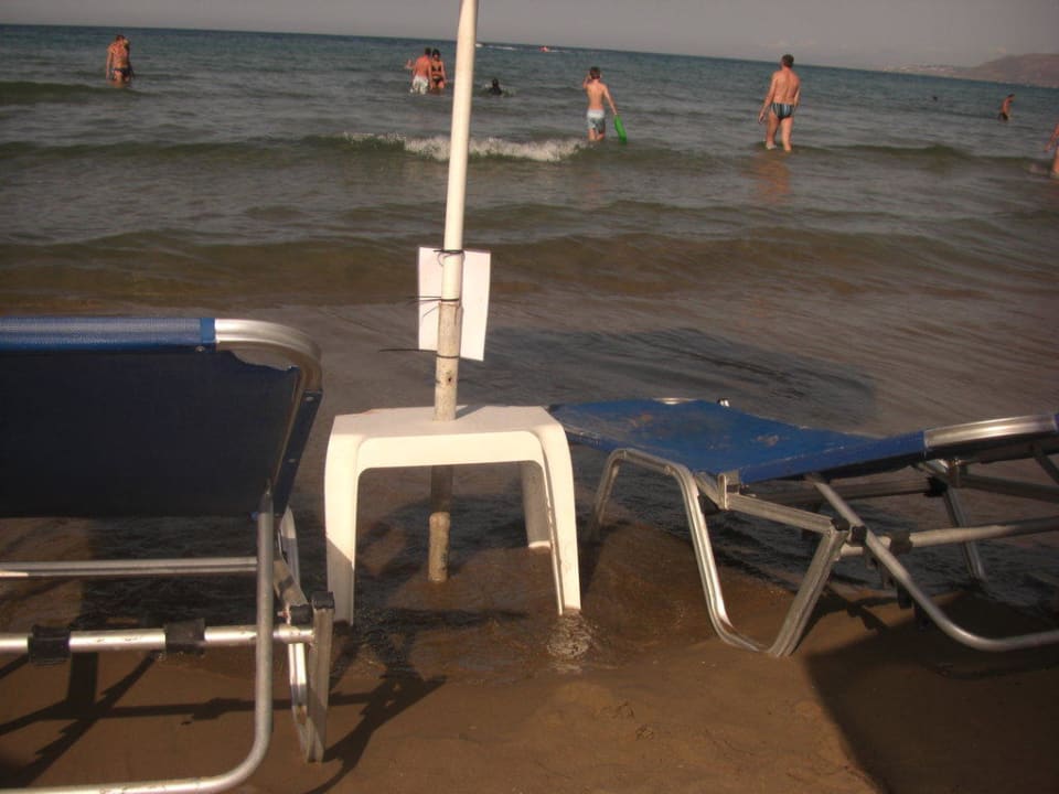 Liegen am Strand Corissia Beach Hotel