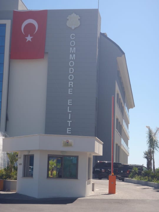 Hoteleinfahrt Commodore Elite Suites & Spa - Adults only