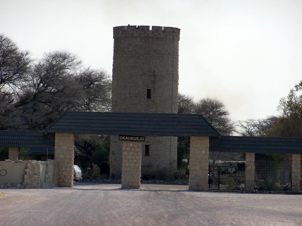 Eingangstor Okaukuejo Camp