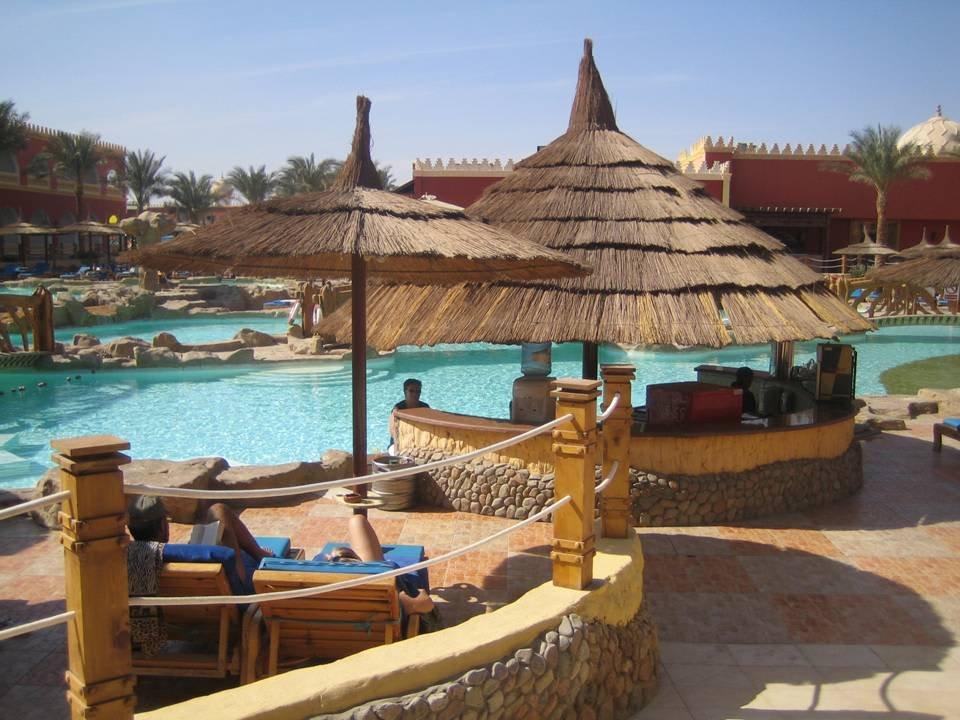Der Haupt/Animationspool mit Poolbar Pickalbatros Alf Leila Wa Leila Resort - Neverland Hurghada