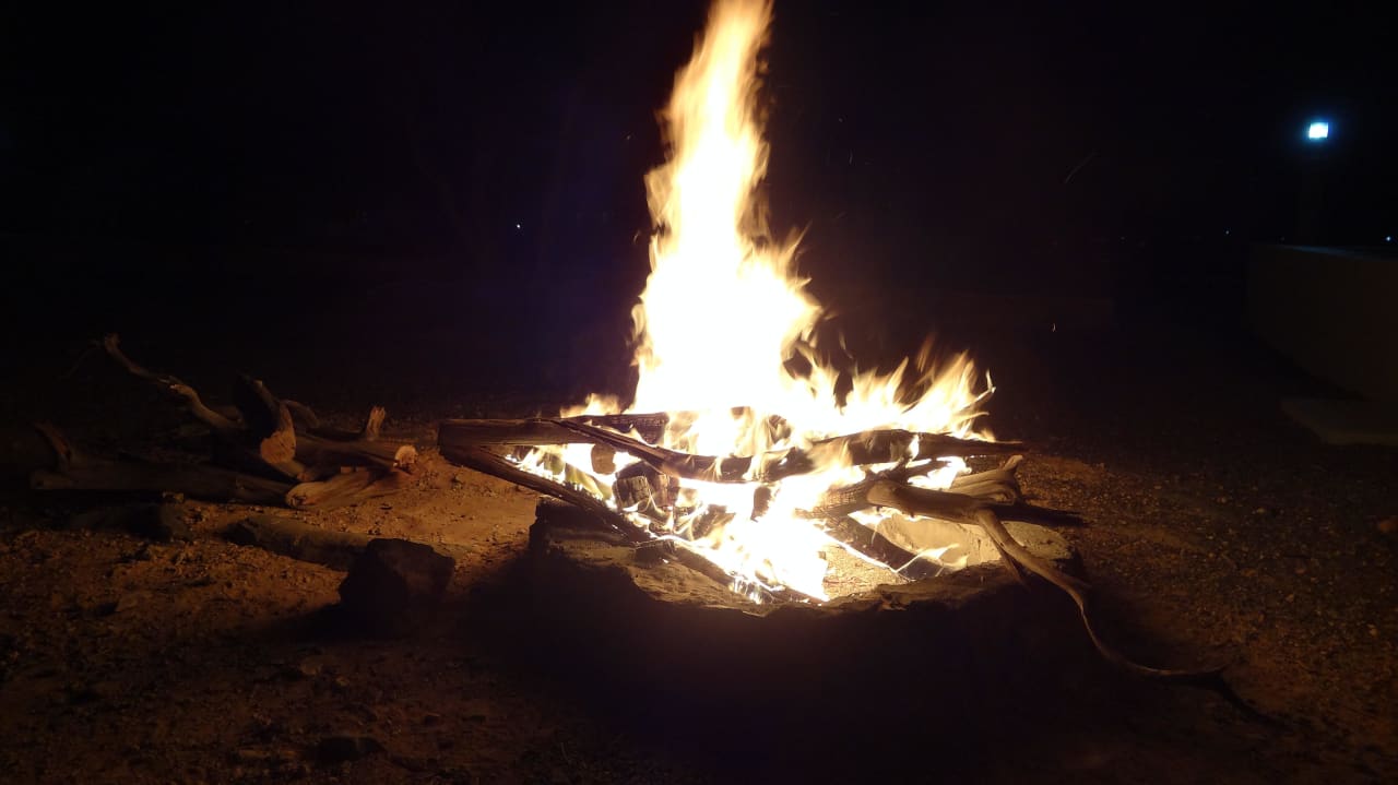 Das abendliche Lagerfeuer nur für uns zwei Sunrise Resort Jabal Shams