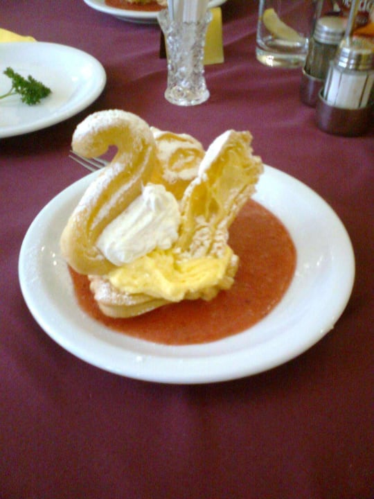 Kunstvoller Nachtisch (Brandteig-Schwan) Hotel Familia