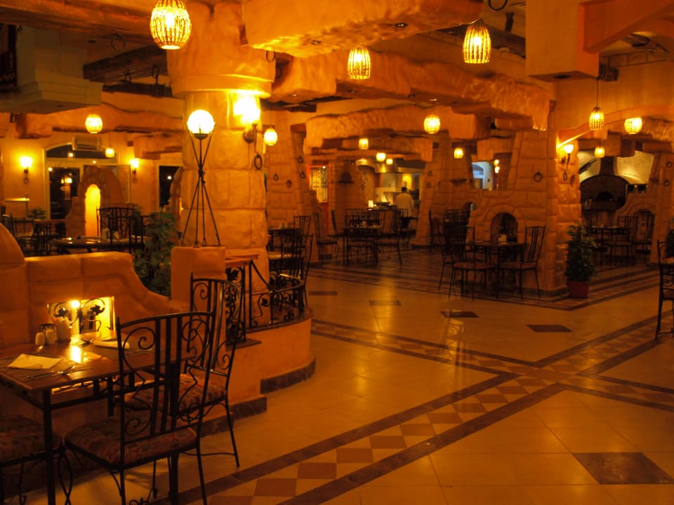 Restauracja główna wieczorem Pickalbatros Alf Leila Wa Leila Resort - Neverland Hurghada
