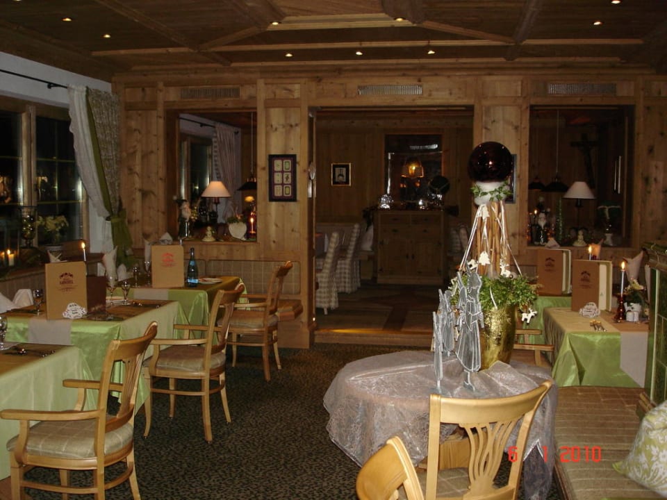 Neu renovierter Holzspeiseraum Das Karwendel - Ihr Wellness Zuhause am Achensee