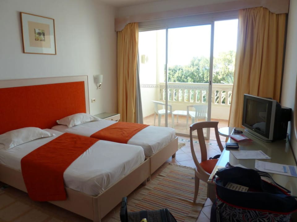 Doppelbett, TV, Balkon Hotel Marhaba Club