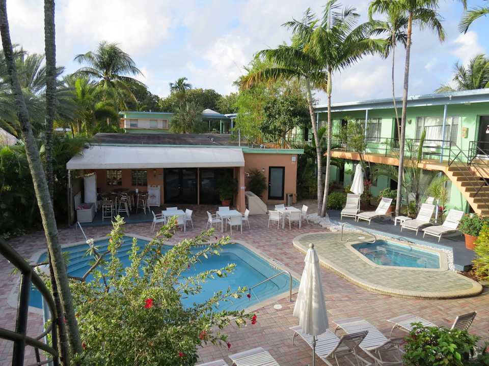 Pool im Innenhof 15FTL Guesthouse