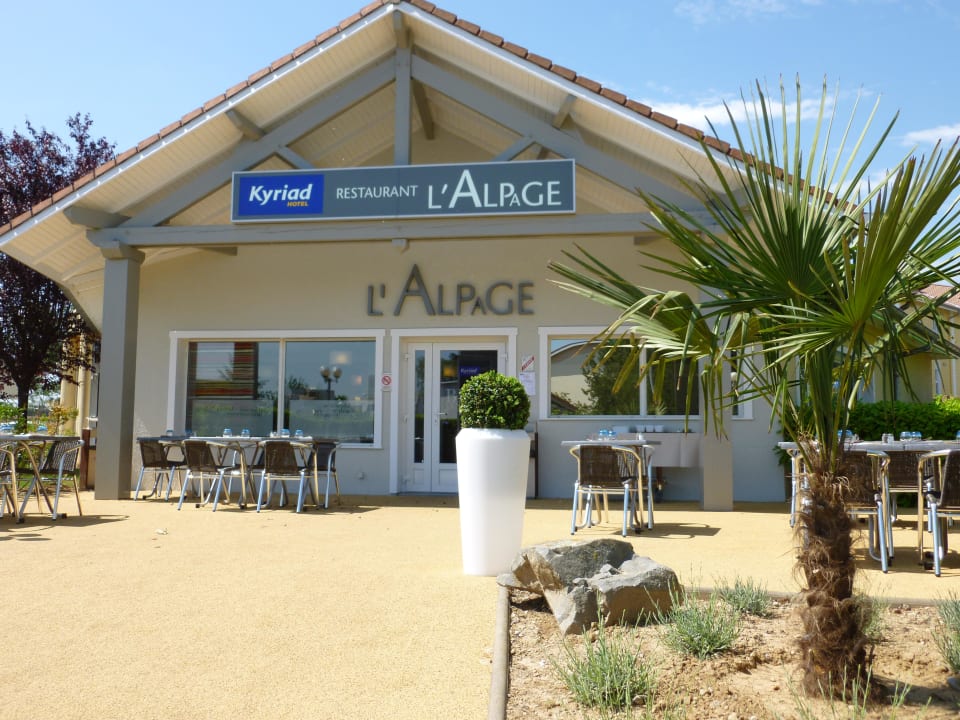 Terrasse du Restaurant Kyriad Lyon Est - Bron Eurexpo Le Cottage