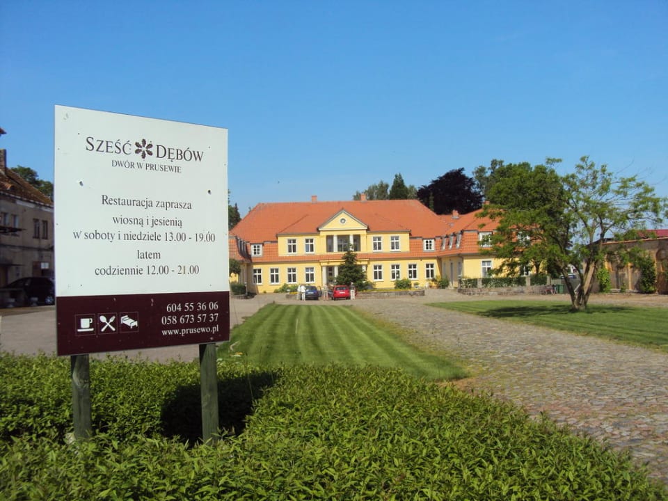 Einfahrt zum Herrenhaus Sześć Dębów Dwór w Prusewie