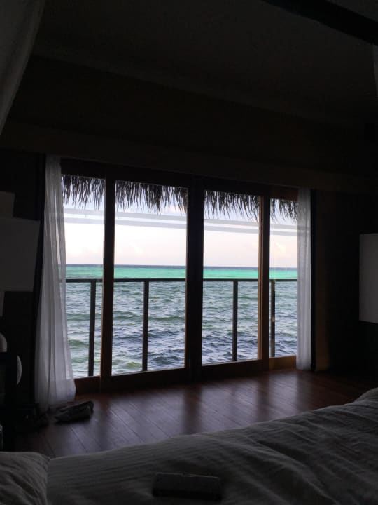 Der Blick vom Bett nach links... Adaaran Select Hudhuran Fushi - Premium All Inclusive