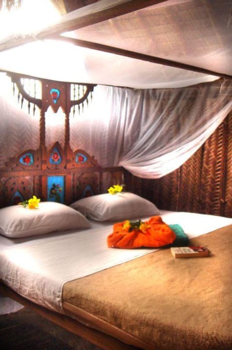 Lamubett in einer Palmenhütte Mwazaro Beach Mangrove Lodge
