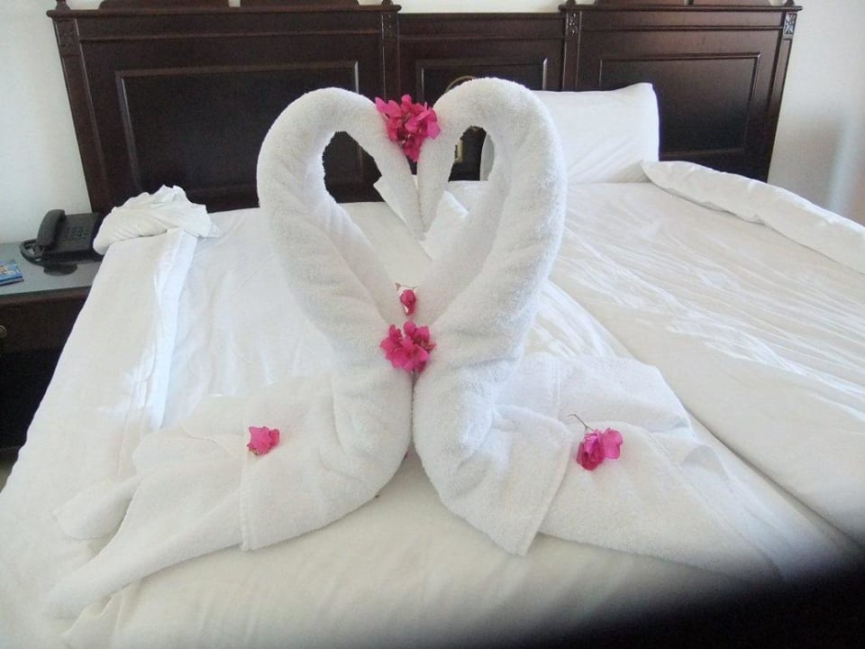 Täglich neue Dekoration auf dem Bett Three Corners Happy Life Beach Resort