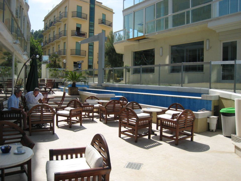 Zwischen den beiden Häusern Hotel Sans Souci