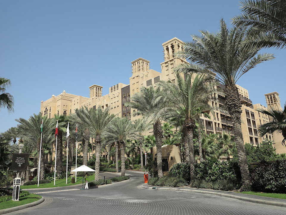 Auffahrt zum Hotel Jumeirah Mina Al Salam