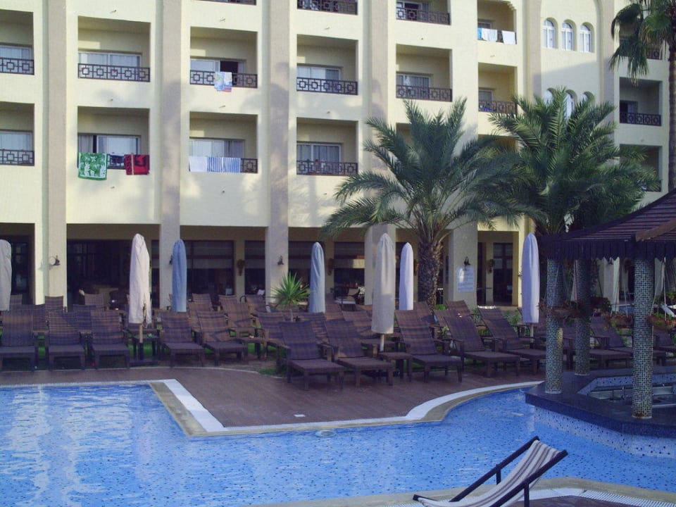 Pool mit Blick aufs Restaurant Hotel Paradis Palace