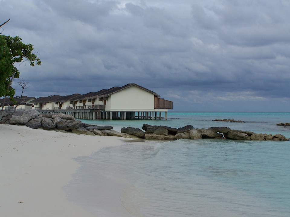 Blick auf die Wasserbungalows NH Collection Maldives Reethi Resort