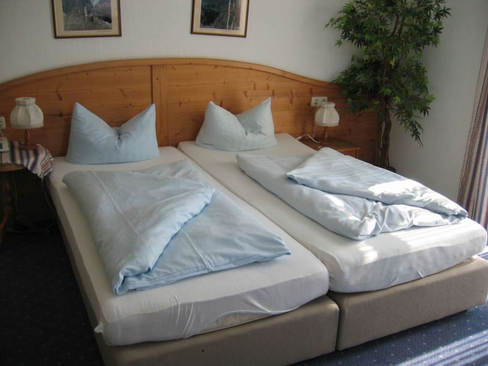 Doppelbett im Eckzimmer Hotel Vier Jahreszeiten