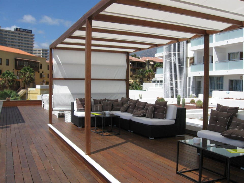 Sonnenbetten in der Bar H10 Gran Tinerfe - Adults only