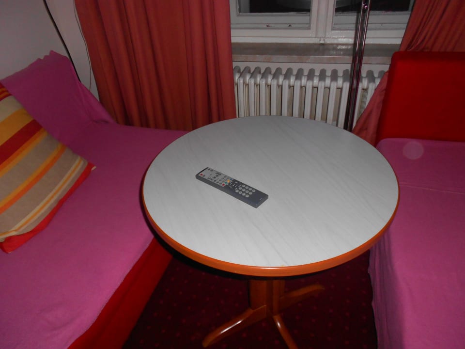 Immerhin ein Fernseher mit Fernbedienung Hotel Zimmer des Westens