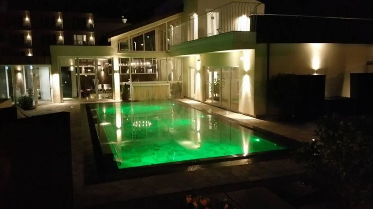 Poolanlage bei Nacht LIFESTYLE Resort Zum Kurfürsten