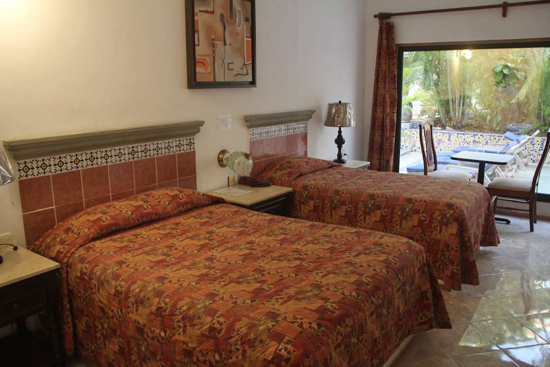 Zimmer mit Blick zum Innenhof und Pool Hotel Doralba Inn