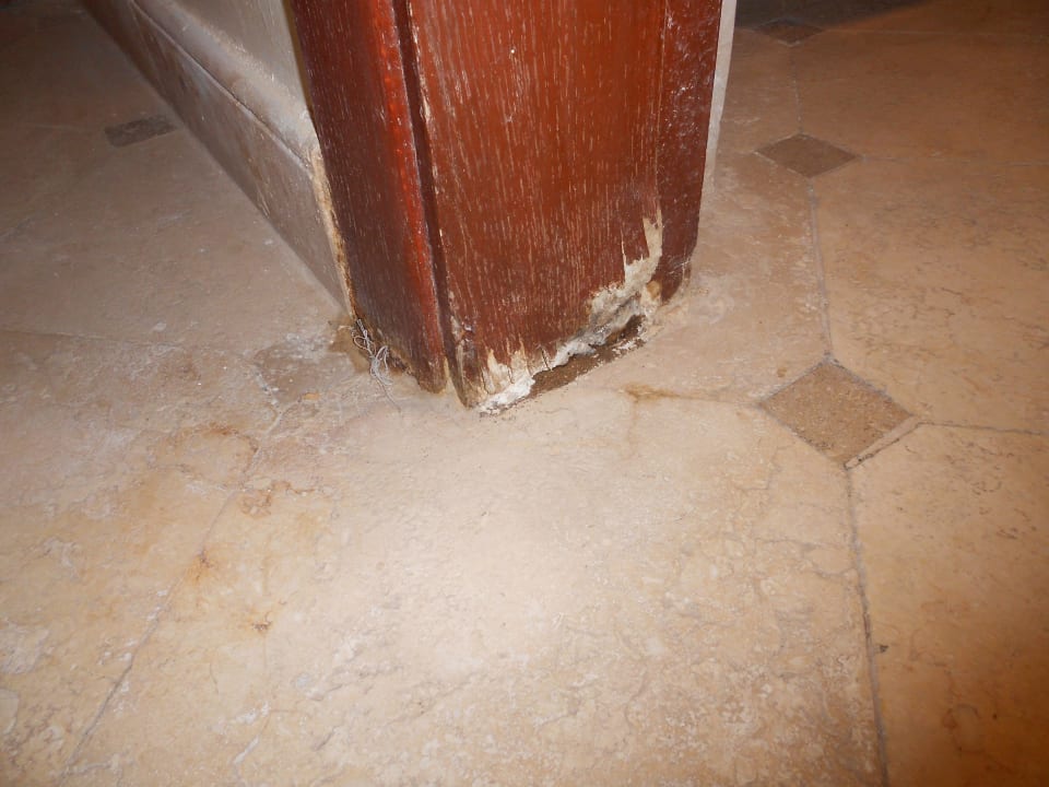 Alter Türramen, Unten total verschlissen und alt Grand Waterworld Makadi & Family Star Makadi