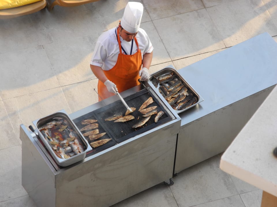 Koch beim Grillen  Kaila City Hotel