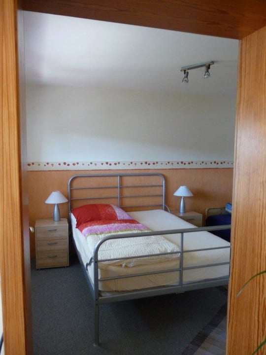 Schlafzimmer mit Doppelbett & Couch Ferienwohnung Elisabeth & Albert Kunz