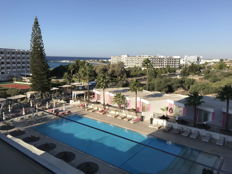 Ausblick Napa Mermaid Hotel & Suites