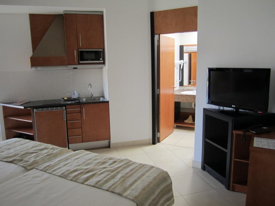 Studio Küche und 32" Flachbild TV HL Miraflor Suites Hotel