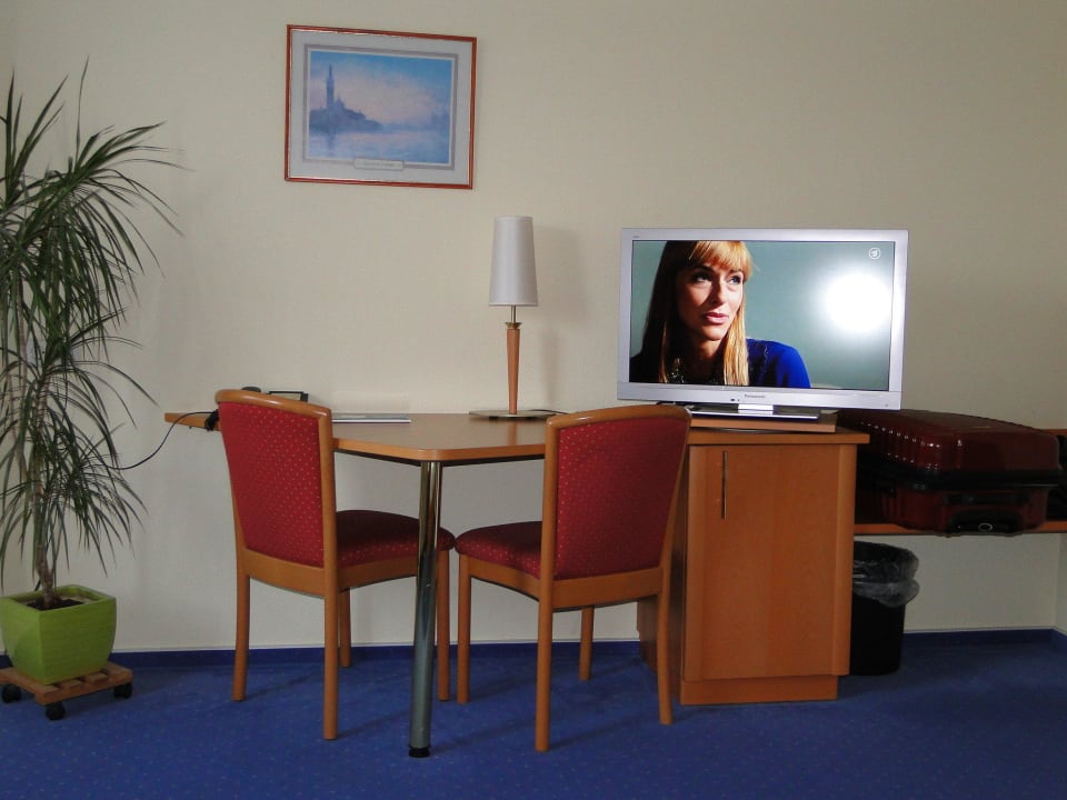 Schreibtisch mit Fernseher Gasthof Hotel Aepken